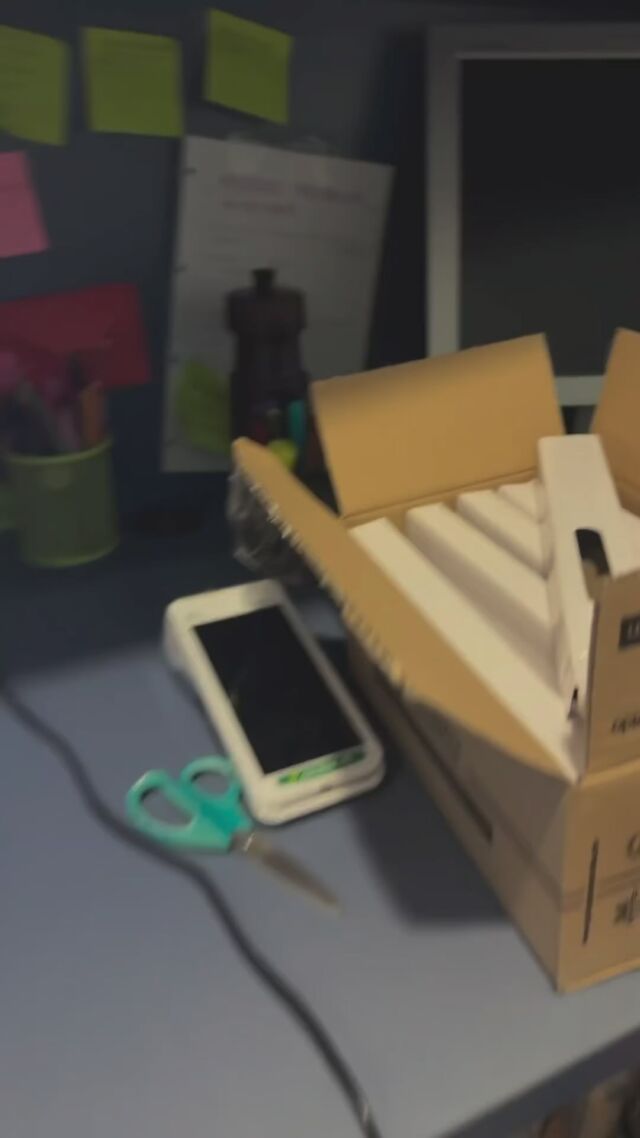 Hemos creado un conjuro juntas para salir a hacer lo que más nos gusta. 

Y decimos: tan profundo como el océano las manos, el corazón y las compañeras, porque de mayores siempre quisimos ser esto: un espacio que cuida, impulsa y acompaña, aunque haya días difíciles y malos entendidos, pero siempre cuerpo y palabra, siempre escucha. 

Hasta aquí camino disfrutado, el finde nos presentamos en sociedad en @delartfestival y nos delata una ilusión que hacía tiempo no sentíamos.

Gracias a las familias por dar soporte y fruta en la tarde, al alumnado por trabajar duro y confiar, y gracias a este equipo humano que se lanza y siempre ama por encima de sus posibilidades, volcándose en mimar esta casa que llamamos Mar de violetas.

Allá vamos equipo , a disfrutarnos y compartir 🩵🪻
