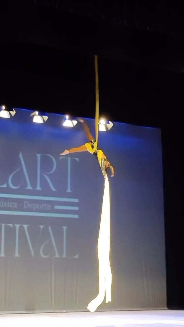 🩰🏆 Mar de Violetas, Premio Esencia de la Danza 

Volvemos de Delart Festival (@delartfestival) agotadas y felices ¡no sólo por los resultados, sino por el trabajo en equipo y todas las emociones bonitas del fin de semana!

No es para menos, conseguimos clasificar 12 de las 13 coreografías en la final nacional y además 👇
🕺Premio al Mejor Bailarín para Yariel Espinosa
👧 Premio Joven Promesa para Cova Alonso (5 años)
… Y el premio Esencia de la Danza a la mejor escuela de la competición en la que participaron este fin de semana más de 2.000 bailarines y bailarinas de diferentes comunidades autónomas 😍✨

Abrimos un capítulo enorme de agradecimientos 👇

✔A las familias, que siempre están detrás apoyando y que además se pasaron tardes cortando aquí y allá, haciendo atrezzo y dando meriendas y ánimos.
✔Al alumnado que lo dio todo, entraban a bailar con un conjuro que creamos que decía: manos, corazón y compañeras, y así fue , se cuidaron un montón entre ellas y eso es lo más bonito del universo.
✔Hay que agradecer tb al equipo de apoyo y las profes: Yariel, Yaddiel, Ana, Ceci, Dailer , Silvia, Maru, Lau y Candela.

Era nuestro primero concurso y volvimos a tener nervios. Fue hermoso para todas las personas y hoy vamos a hacer ¡una fiesta para celebrar habernos conocido hace tan poco y tanto a la vez! 👏👏👏

GRACIAS, seguimos ☺️

#mardevioletas #danza #mdvllanera #asturias